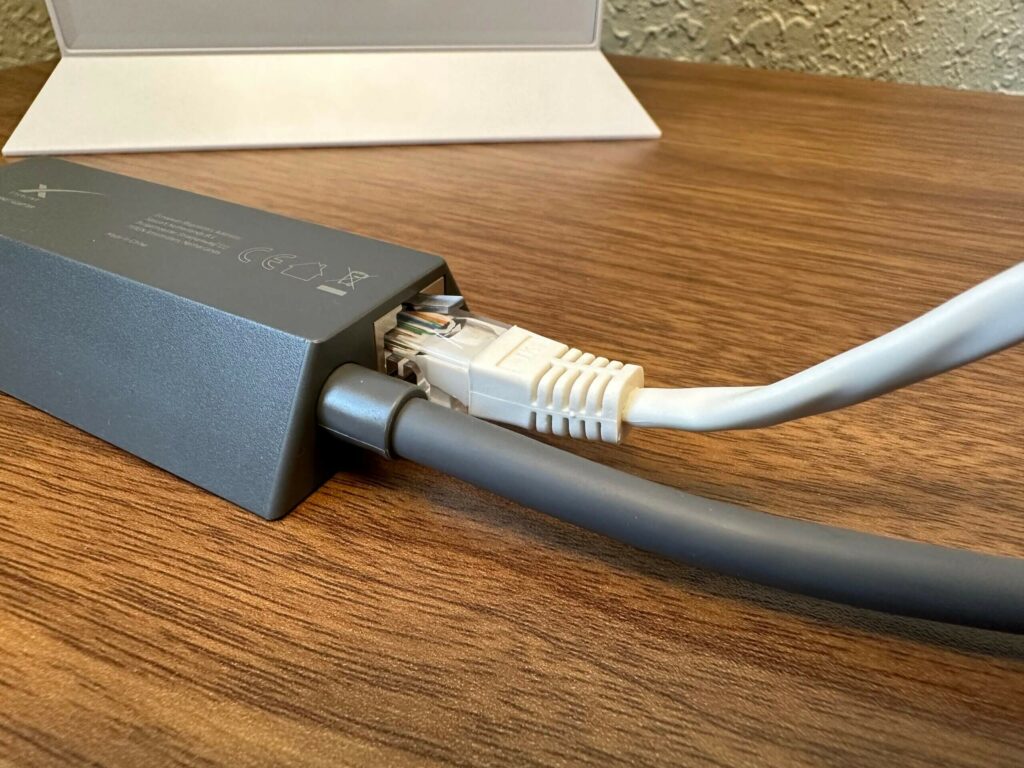 Adaptador con salida Ethernet para conectar Starlink con Mikrotik.